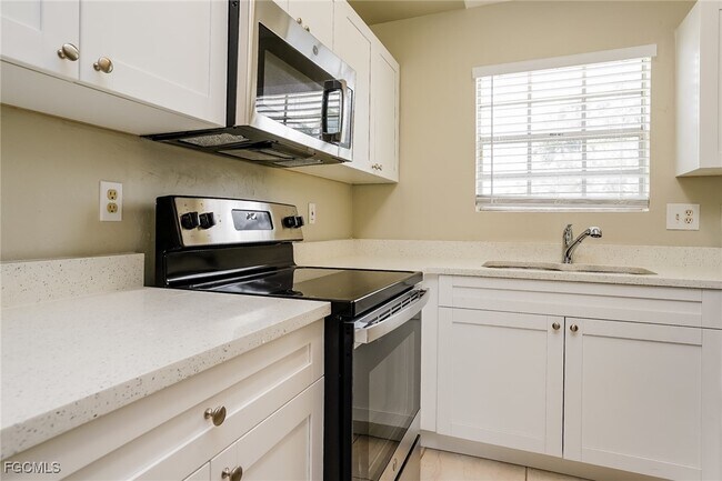 Building Photo - 3008 SW 6th Ave