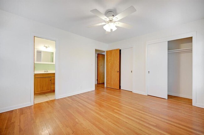 Building Photo - 922 Oak Ln