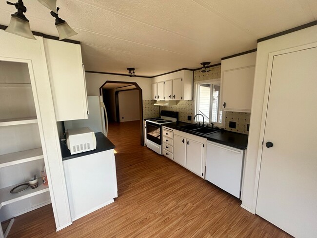 Building Photo - Adorable 2 Bedroom House for Rent in Maple...