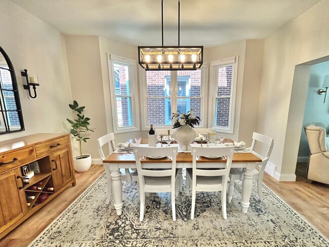 Building Photo - 1 Mile to Country Club! Sleeps 10!