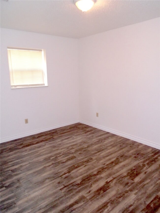 Building Photo - 1002 Apache Dr