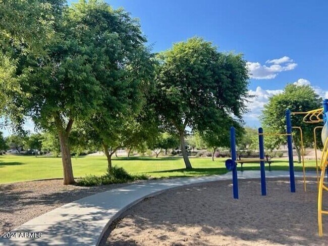 Building Photo - Gorgeous single level 4-bedroom, 3-bathroom home nestled in an upscale gated community in Peoria