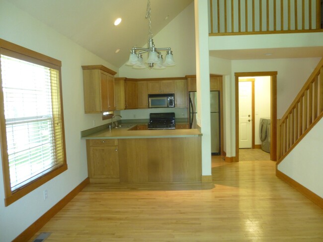 Building Photo - Fabulous Townhome Near Grouse Mountain Lodge