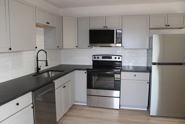 Building Photo - Spacious and inviting 5-bedroom, 2.5-bath home located in Kansas City, MO