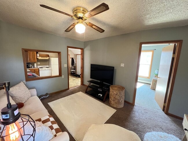 Building Photo - Upper Level 2 Bedroom Apartment - AVAILABLE JUNE