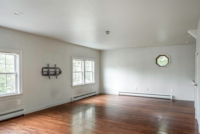 Building Photo - 127R Leonard St