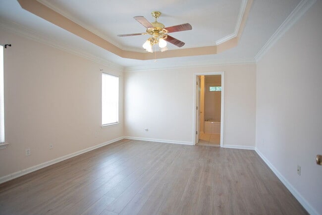 Building Photo - "Charming 4-Bedroom Retreat with Guest Suite & 3 Baths in Murfreesboro!"