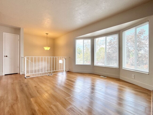 Building Photo - Awesome Split Entry with New Paint & Floor...
