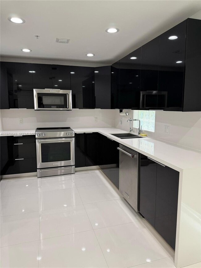 Building Photo - 2699 Tigertail Ave