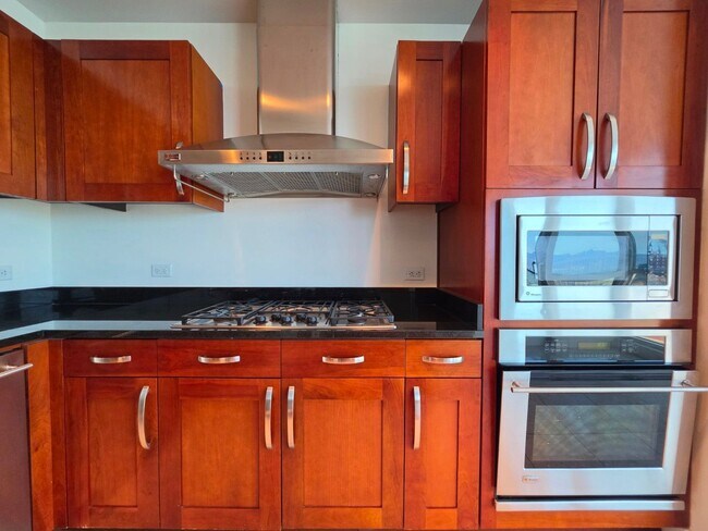 Building Photo - Fantastice High Rise with Full City Views!