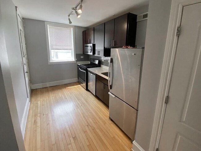 Building Photo - 3018 N Karlov Ave