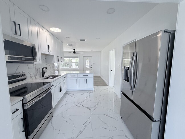 Building Photo - 4-bedroom, 2-bathroom