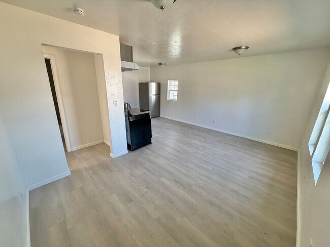 Building Photo - 2 bed newly renovated!