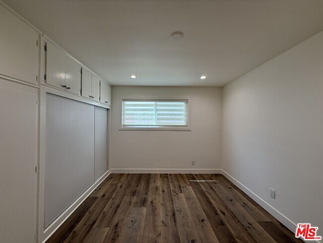 Building Photo - 2400 Vanderbilt Ln
