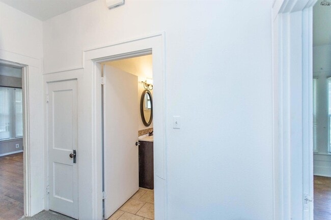 Building Photo - 1710 Pearl Ave