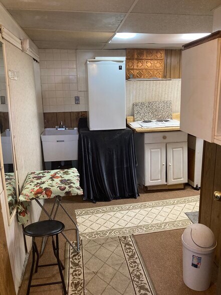 New mini fridge, new stovetop, food cab - 764 Lenore Ln