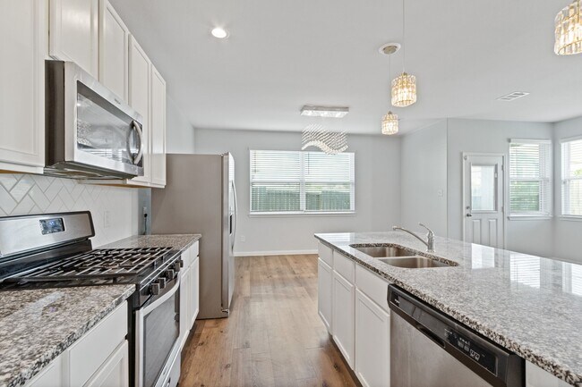 Building Photo - 3902 Deledda Dr