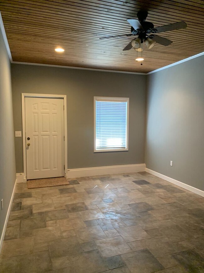 Building Photo - 3 Bedroom / 2.5 Bath Condo  Johnson City, TN