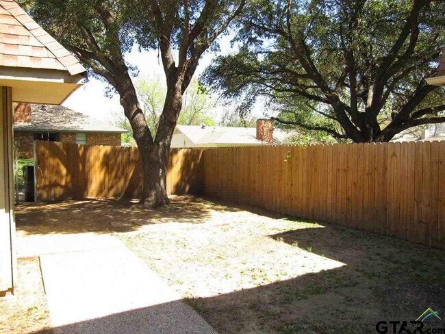 Building Photo - 323 Top Hill Dr