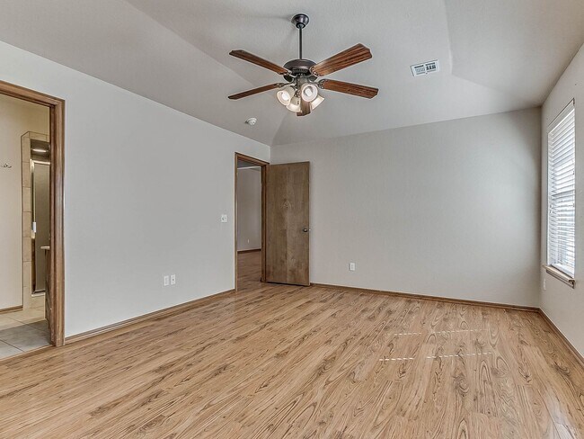 Building Photo - 4 Bed | 2 Bath | 2 Car Garage - Edmond Schools - North Hampton Addition