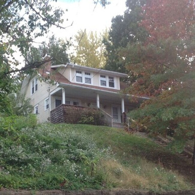 Primary Photo - 4 Bedroom/ 1 Bathroom House - Great View (...