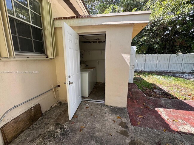 Building Photo - 713 SW 44th Ct