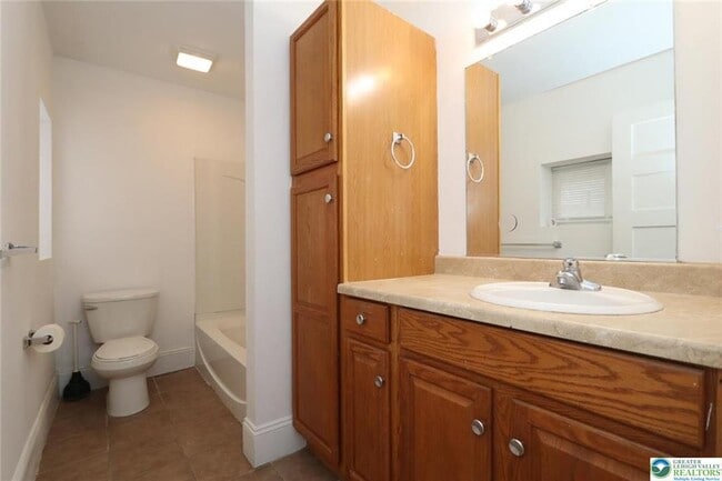 Building Photo - 728 E 6th St