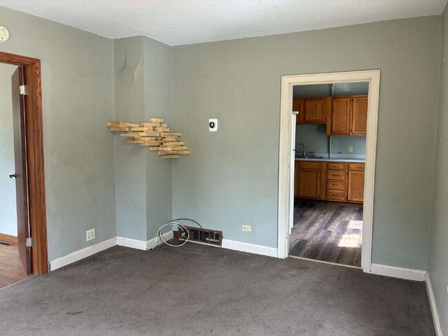 Building Photo - 1 Bedroom, 1 Bathroom, Additional Bonus Room and Detached Garage