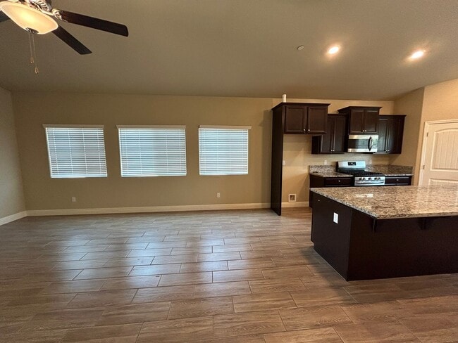 Building Photo - Beautiful 4 Bedroom 2 Bathroom Home in SE Visalia with Solar and Yard Care!