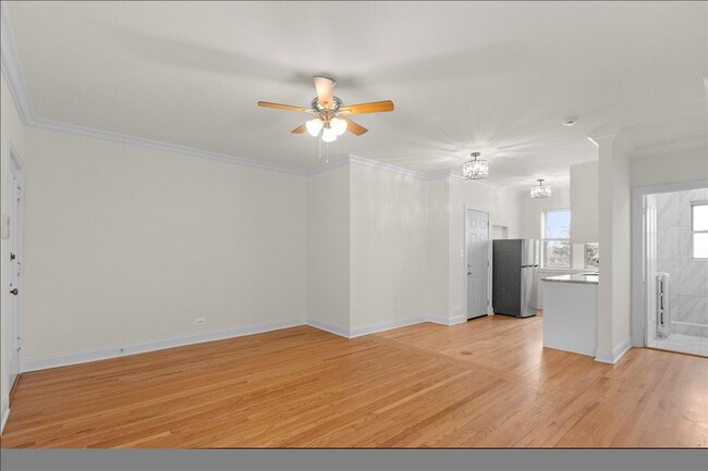 Building Photo - Large Studio in Andersonville