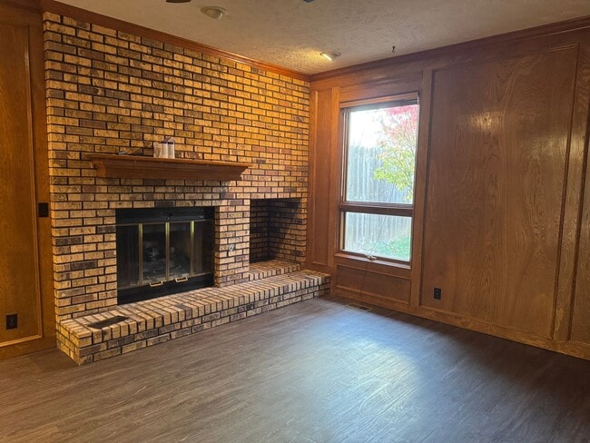 Building Photo - Spacious Harvey Oaks 4-bedroom home with classic charm and modern updates