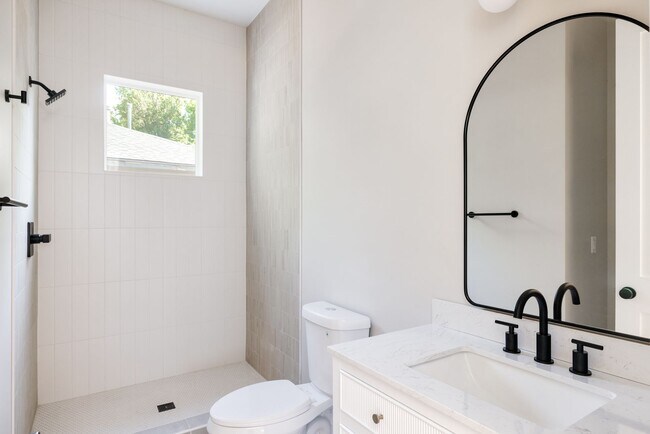 Building Photo - LUX 4BD, 3BA Home with 2-Car Garage and Ba...