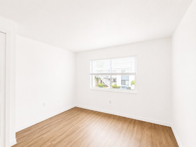 Building Photo - Updated 2-Bedroom Condo with Screened Lanai with water included.