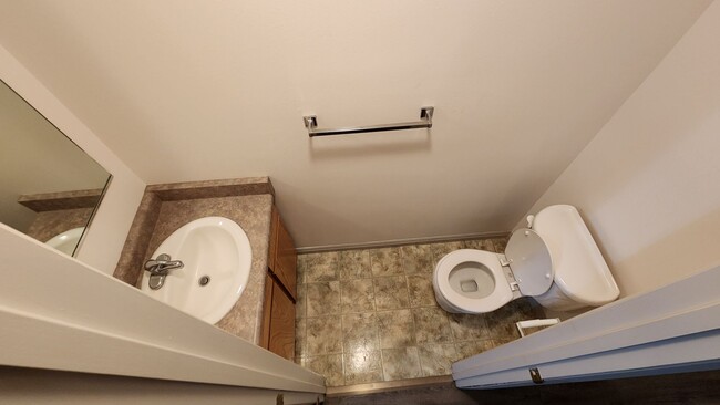 Building Photo - 2 bed 1.5 bath unit in the Meadows