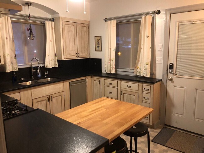 Building Photo - Grayye Duplex