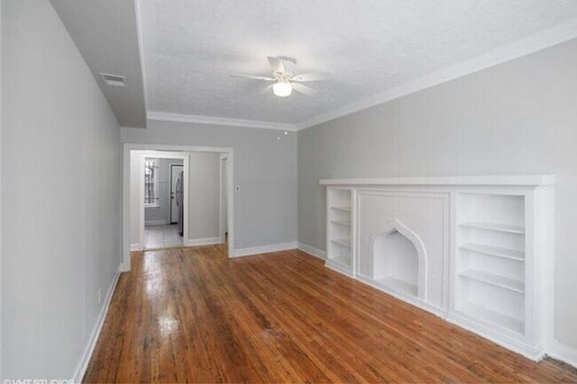 Building Photo - 1008 W 76th St