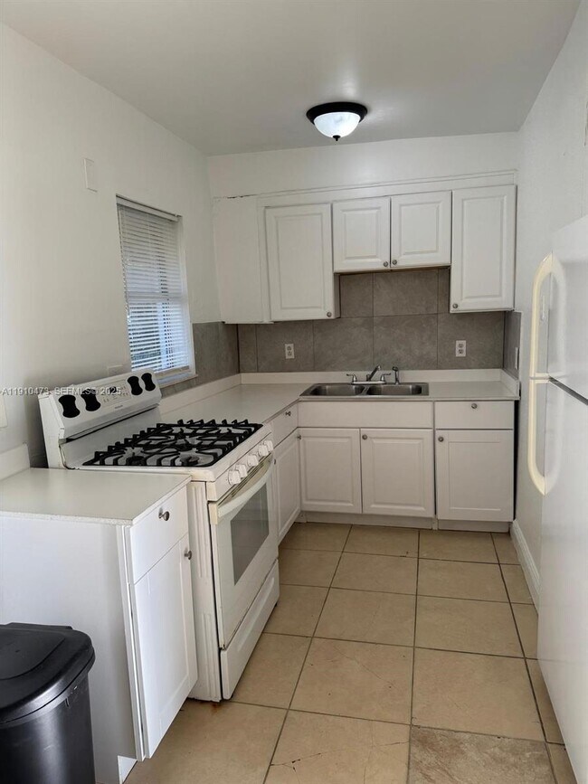 Building Photo - 1820 Funston St