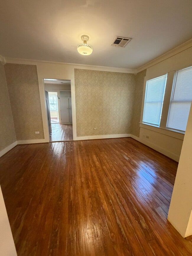 Building Photo - Three Bedroom, 2 Bathroom