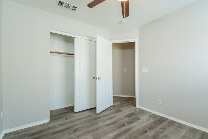 Building Photo - 10381 E Roywood Way