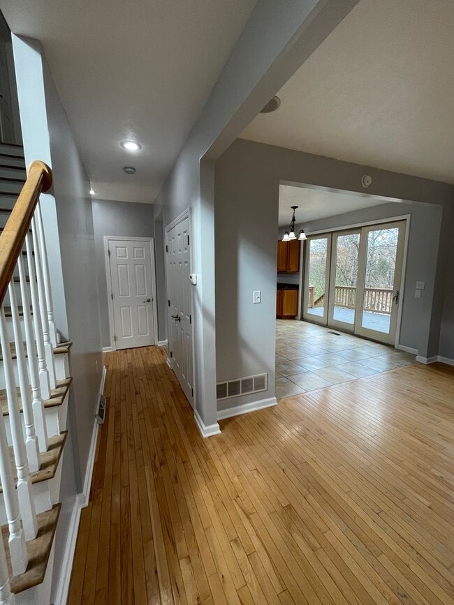 Building Photo - 1513 King Henry Dr