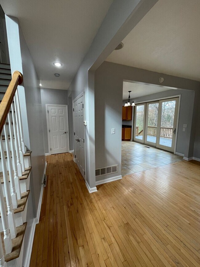 Building Photo - Beautiful custom built 5 bed 4 bath home with finished basement ready for you to move-in!