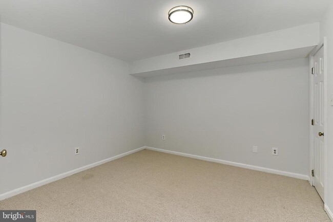 Building Photo - 4021 Lake Glen Rd