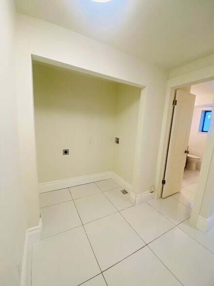 Laundry hook ups - 1136 Fairway Cir