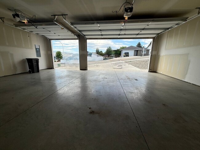Building Photo - Now renting 3-bedroom House, to view this and other rentals go to www.stillproperties.com