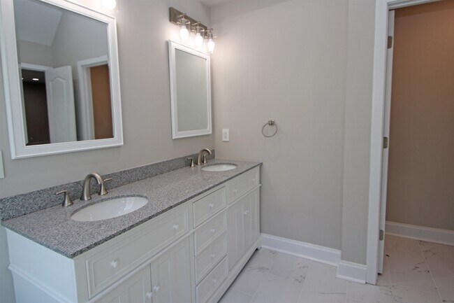 Building Photo - 2060 Willow Hill Dr