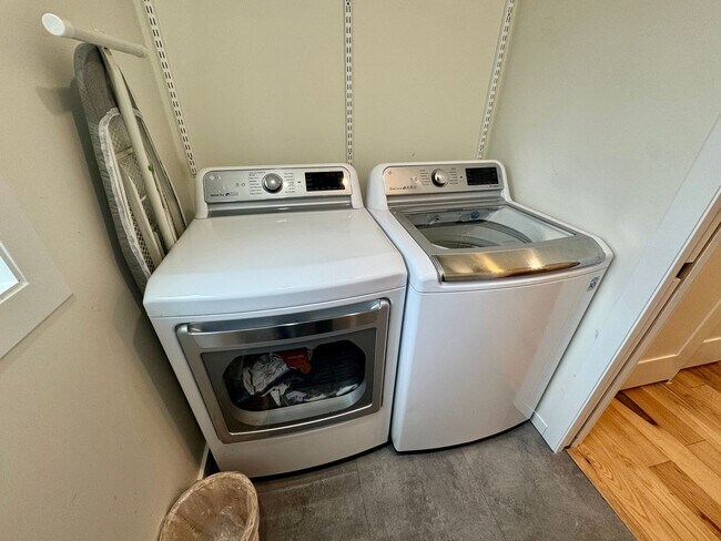 Building Photo - Fantastic Rambler in Lake Hills with A/C!