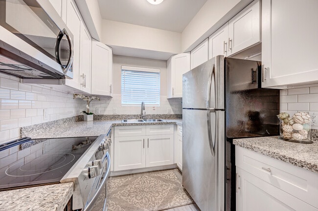 Granite Countertops and Stainless Appliances - 72 Burress St