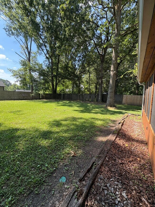 Building Photo - 4 Bedroom 2 Bath House