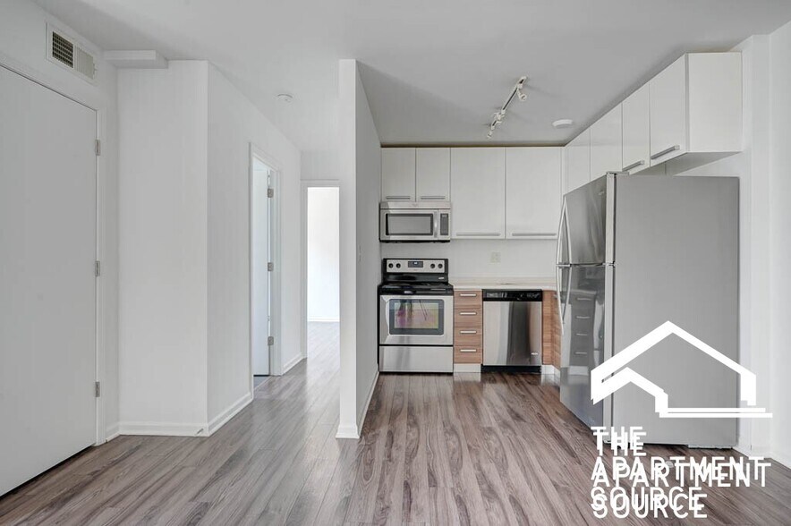 Building Photo - 925 W Carmen Ave