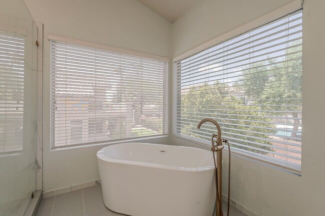 Building Photo - Welcome to your private Oasis!!